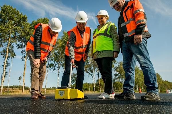 Укладка экспериментальных участков с битумными вяжущими «Роснефть Битум», М1 «Беларусь»